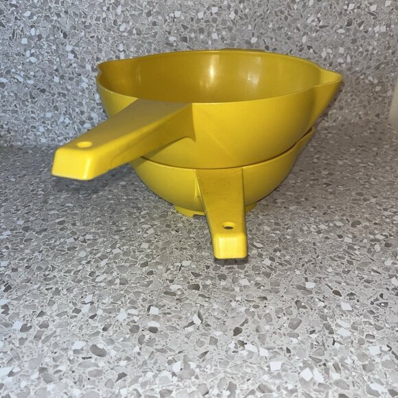 Vintage Tupperware Yellow Colanders Strainers Set 1 Qt #1200-9 and 2 Qt #1523-8 - Picture 4 of 12